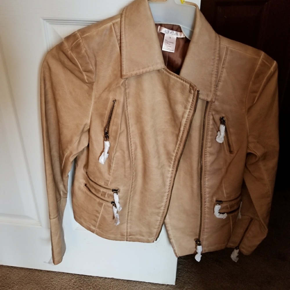 Ladies camel short leather jacket